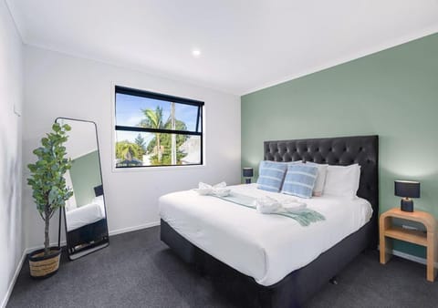 Brand New, King-Bed, Central City -By KOSH Villa in Hamilton