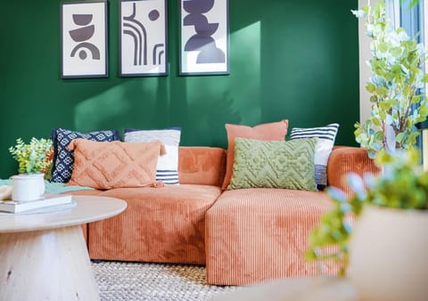 Brand New, King-Bed, Central City -By KOSH Villa in Hamilton