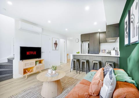 Brand New, King-Bed, Central City -By KOSH Villa in Hamilton