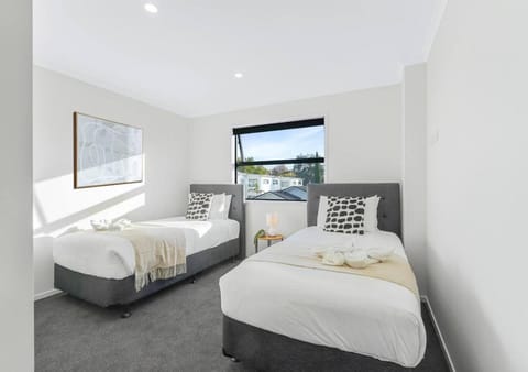 Brand New, King-Bed, Central City -By KOSH Villa in Hamilton