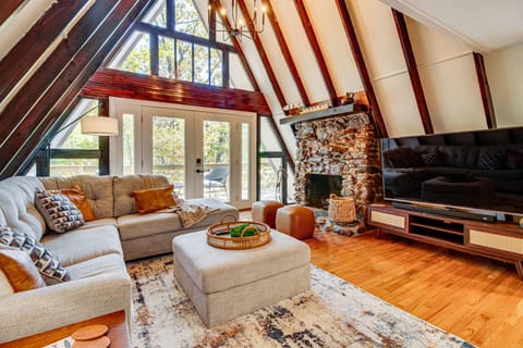 Modern A-Frame with Pool Access and Boat Slip! House in Fairfield Bay