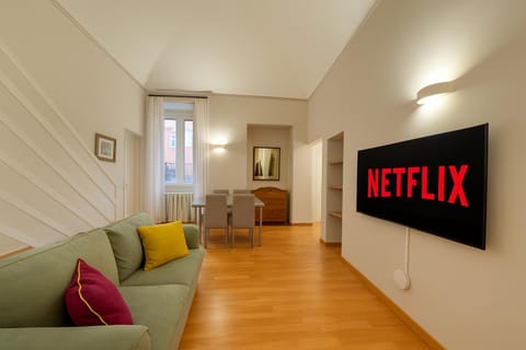 Communal lounge/ TV room, TV and multimedia, Living room, Seating area, Evening entertainment