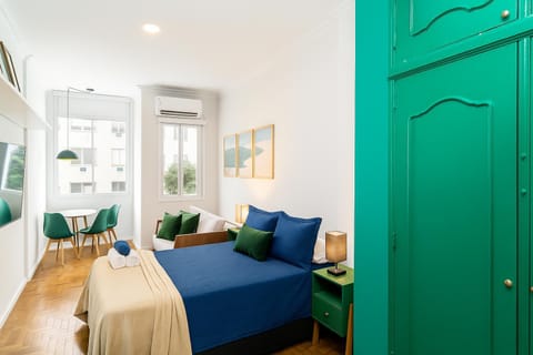 Bed, Living room, Photo of the whole room, Seating area, Dining area, Bedroom