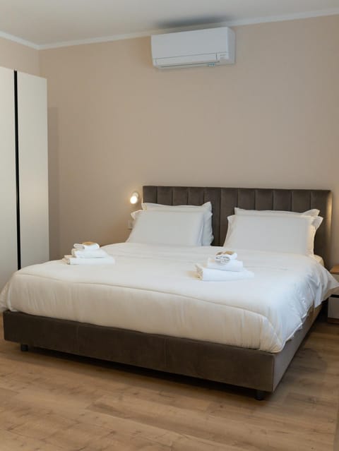 Bed, Photo of the whole room, minibar, air conditioner