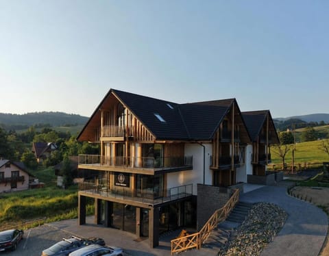 Property building, Spring, Day, Neighbourhood, Natural landscape, Mountain view, Parking