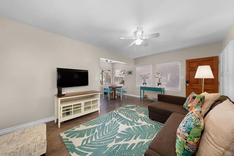 Ben's Beach Bungalow 1 150 Steps to Sand House in Mission Beach