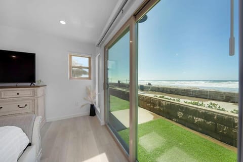 Family Ocean Front 3BR with Parking House in Mission Beach