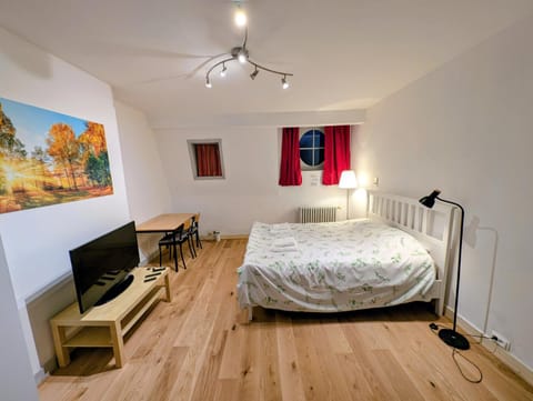 Bed, TV and multimedia, Bedroom