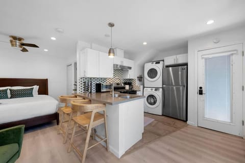 Bed, Kitchen or kitchenette, Dining area, Bedroom, stove, toaster, wardrobe, washing machine, dryer