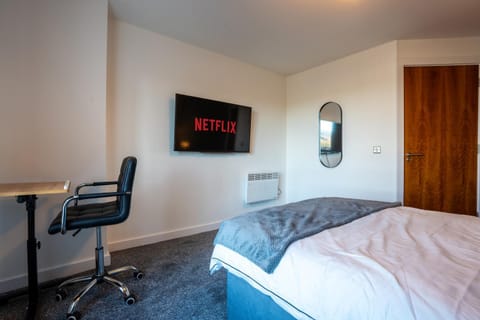 Leeds City Centre 2BR Apt w Balcony Sleeps 8 Apartment in Leeds