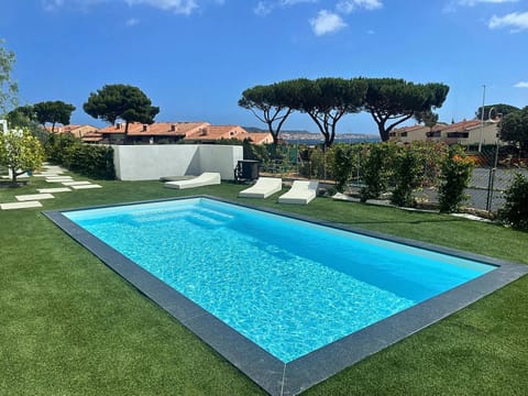 Garden, Garden view, Pool view, Swimming pool, sunbed