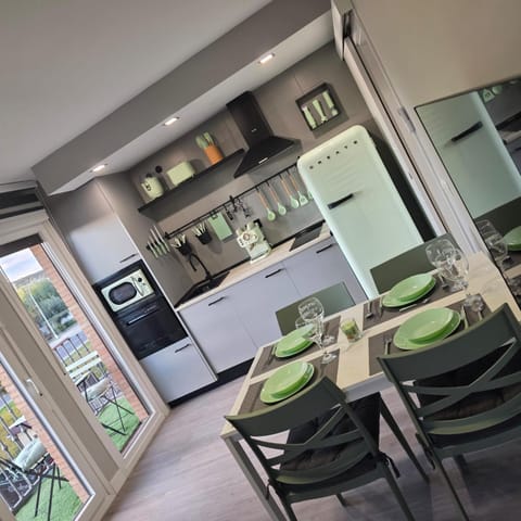 Kitchen or kitchenette, Dining area