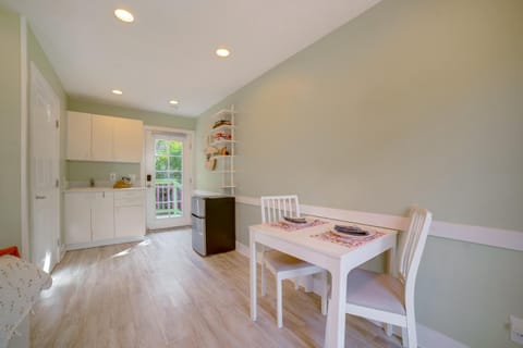 Walk to Festival of Lights Cozy Couples Retreat Apartment in Riverside