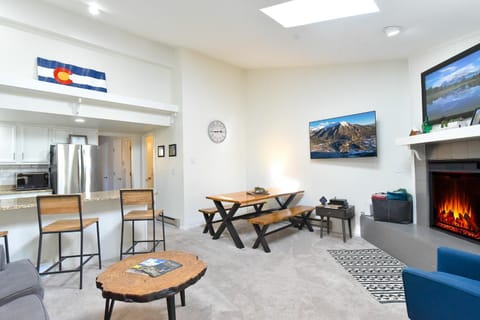 Windwood Bluebird Townhome - Walk to Town, Close to Everything Apartment in Frisco