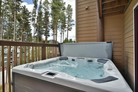 Elk Ridge Retreat Townhome: Private Hot Tub Pool Access Apartment in Breckenridge