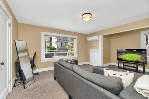 Vintage Westlake Gem Outstanding Location House in Lake Union