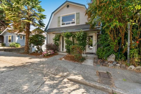 Vintage Westlake Gem Outstanding Location House in Lake Union