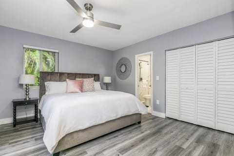 Photo of the whole room, Bedroom