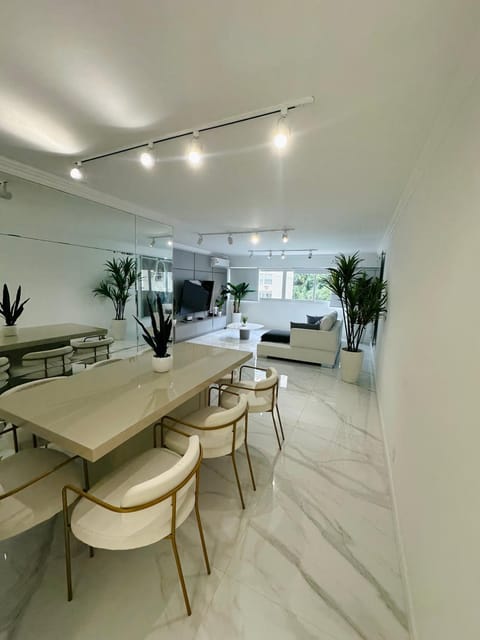 Apartamento à 1 min da praia com linda vista cultural e 4 quartos ! Apartment in Rio de Janeiro