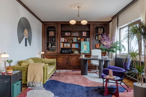 Living room, Seating area