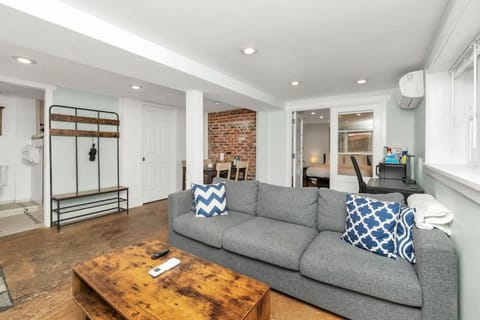 Vintage Westlake Hideaway with Patio & Lake Views House in Lake Union