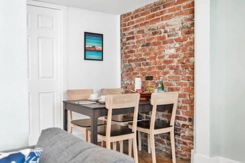 Vintage Westlake Hideaway with Patio & Lake Views House in Lake Union