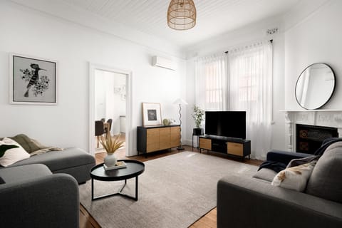Bed, Living room, air conditioner