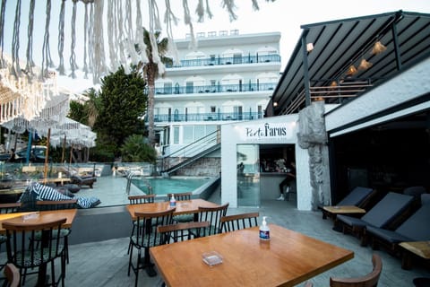 Restaurant/places to eat, Seating area, Pool view, Swimming pool