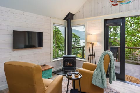 TV and multimedia, Balcony/Terrace, Living room, Seating area, Sea view, fireplace, internet
