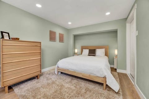 Westlake Nest Minutes to DT Quiet & Renovated House in Lake Union