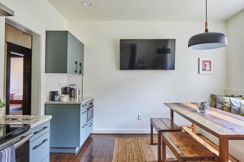 Apt2Charles - AMAZING Outdoors Dog-Friendly Apartment in Vestavia Hills