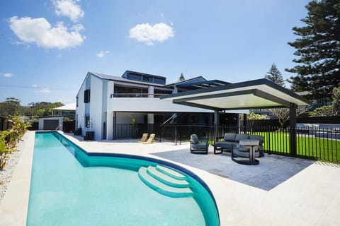 Swimming pool, sunbed