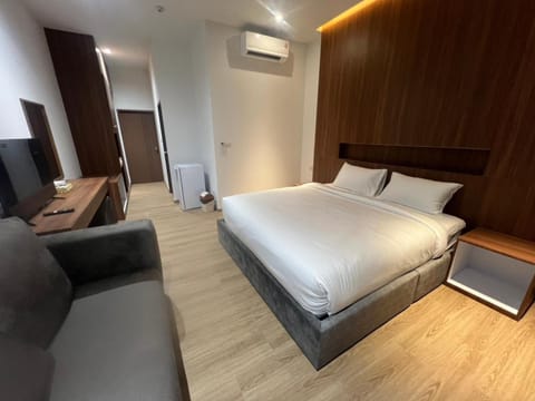 Bed, TV and multimedia, Photo of the whole room, Bedroom, air conditioner