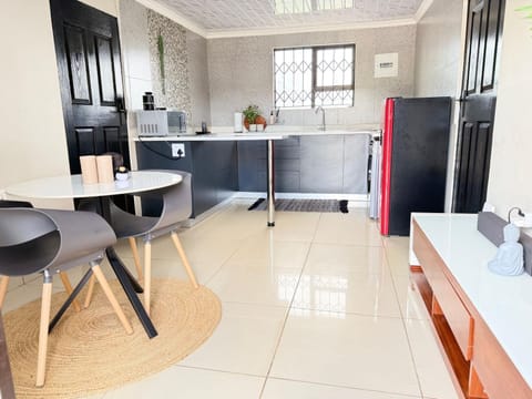 Kitchen or kitchenette, Seating area