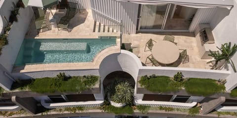 Patio, Swimming pool, sunbed