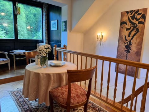 Seating area, Dining area