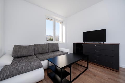 TV and multimedia, Living room, Seating area, Evening entertainment