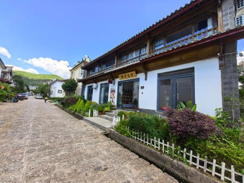 Property building, Day, Neighbourhood, Garden, Garden view, Street view