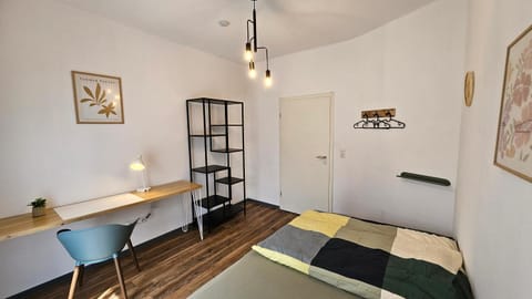 Bed, Photo of the whole room, Seating area