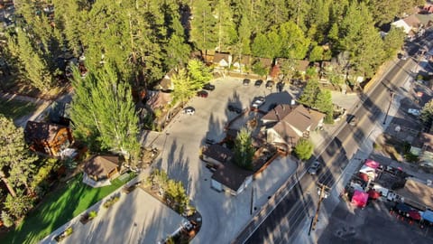 Neighbourhood, Natural landscape, Bird's eye view, Location, group of guests, Parking