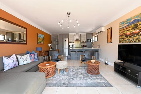 Sunny Sea Point Apartment with Private Balcony Apartment in Sea Point