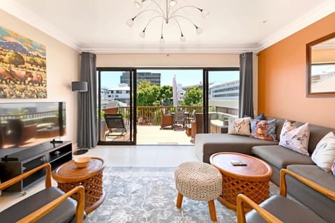 Sunny Sea Point Apartment with Private Balcony Apartment in Sea Point