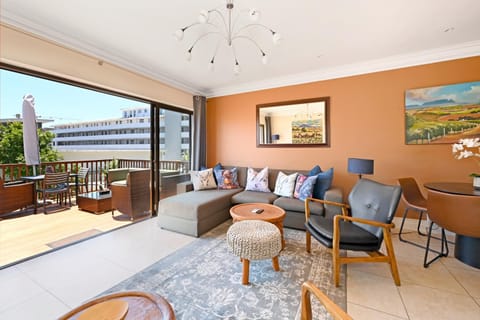 Sunny Sea Point Apartment with Private Balcony Apartment in Sea Point
