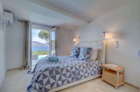 Bed, Natural landscape, Photo of the whole room, Bedroom, towels