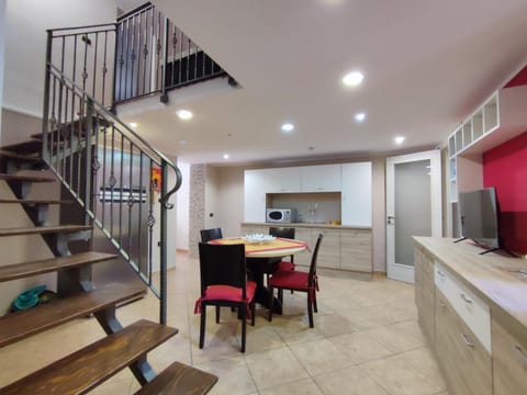 Kitchen or kitchenette, Living room, Seating area, Dining area