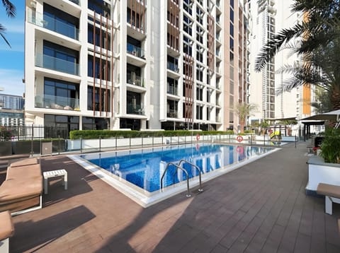Property building, Patio, Day, Pool view, Swimming pool, sunbed