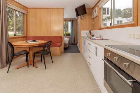 Kitchen or kitchenette, Dining area, minibar, pet friendly