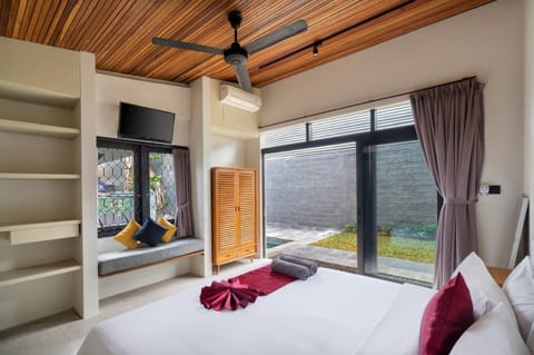 Bed, TV and multimedia, Bedroom