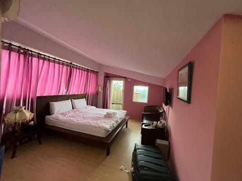 Bed, TV and multimedia, Photo of the whole room, Bedroom, hair dresser