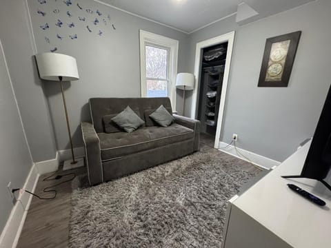 2 Bedroom Cozy Accommodation Apartment in Windsor